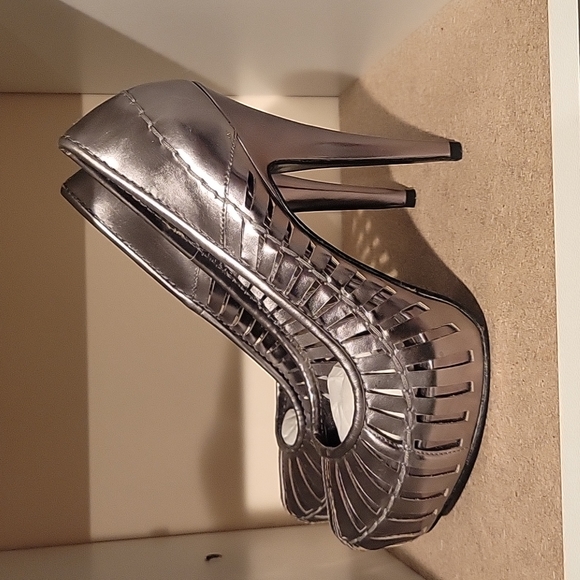 BCBG Pumps - Picture 4 of 6